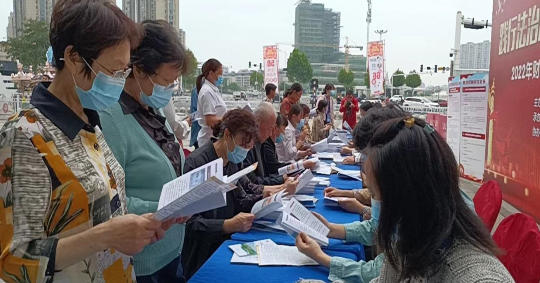 江苏泰兴：把“强农惠民利企”政IM电竞 IM电竞平台策送到群众心坎上(图1)