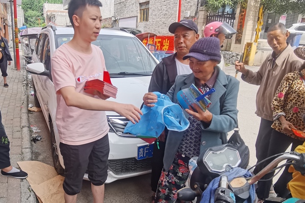 大方县八堡乡：开展综合性政策法规宣传IM电竞 电子竞技平台(图2)