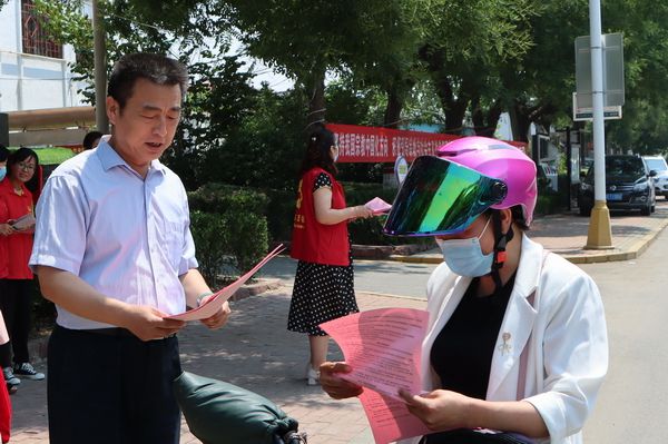 滕州市界河镇开展民族宗教IM电竞 IM电竞app政策法规学习月宣传活动(图1)