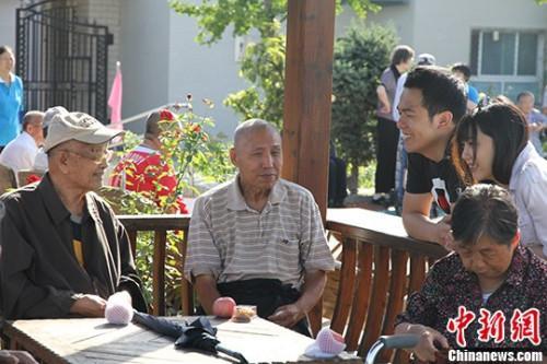 IM电竞 电子竞技平台又到一年重阳节！这些政策保障民众“老有所养”(图1)