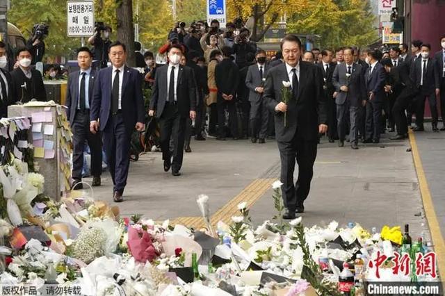 IM电竞 IM电竞平台女子在杭州地铁内爬行多方回应【今日早报】(图3)