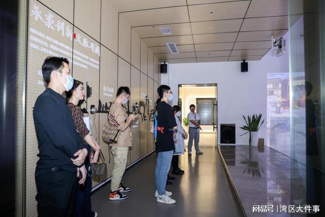 IM电竞 IM电竞平台营商环境看龙华｜ 媒体采风团走进六大重点片区 聚焦产业精彩蝶变(图2)
