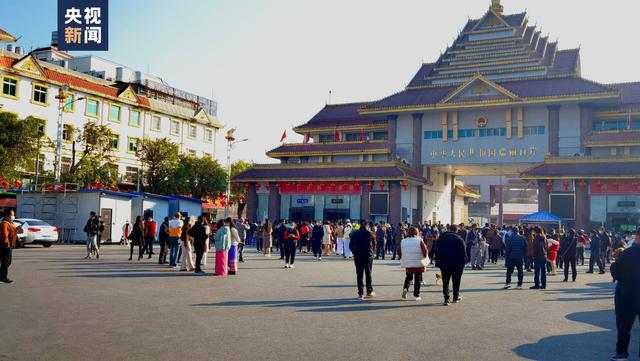 IM电竞 电子竞技平台中国连接东盟重要口岸全面恢复通关 ！入境游客：这一刻已盼了三年(图2)