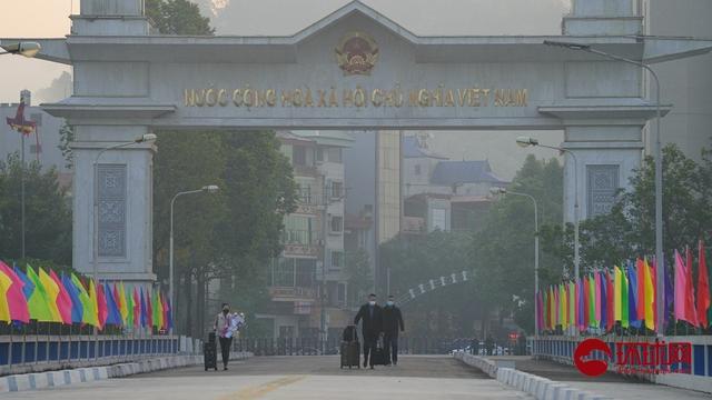 IM电竞 电子竞技平台中国连接东盟重要口岸全面恢复通关 ！入境游客：这一刻已盼了三年(图1)