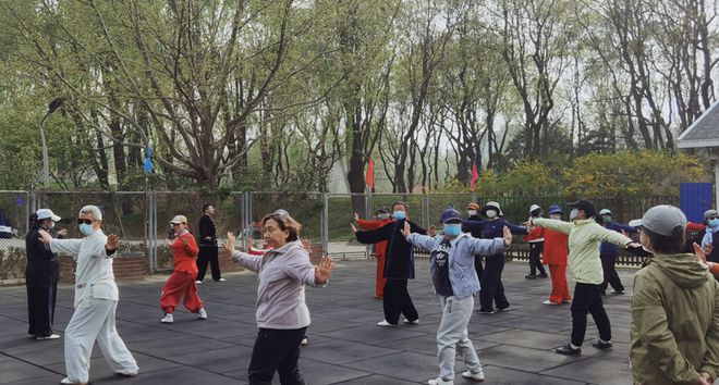 循经导IM电竞 电子竞技平台引 内外兼修——北京海太协会健身气功队活动纪实(图4)