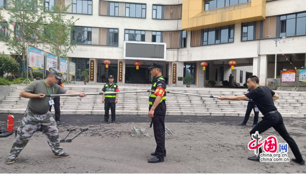 宜宾洗马池小学：抓实安保业务培训筑牢校园安全防线IM电竞 电子竞技平台(图1)