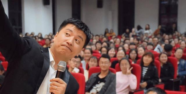 考研名师张雪峰人IM电竞 IM电竞app设崩塌？彻头彻尾的利益化商人令其饱受争议(图1)