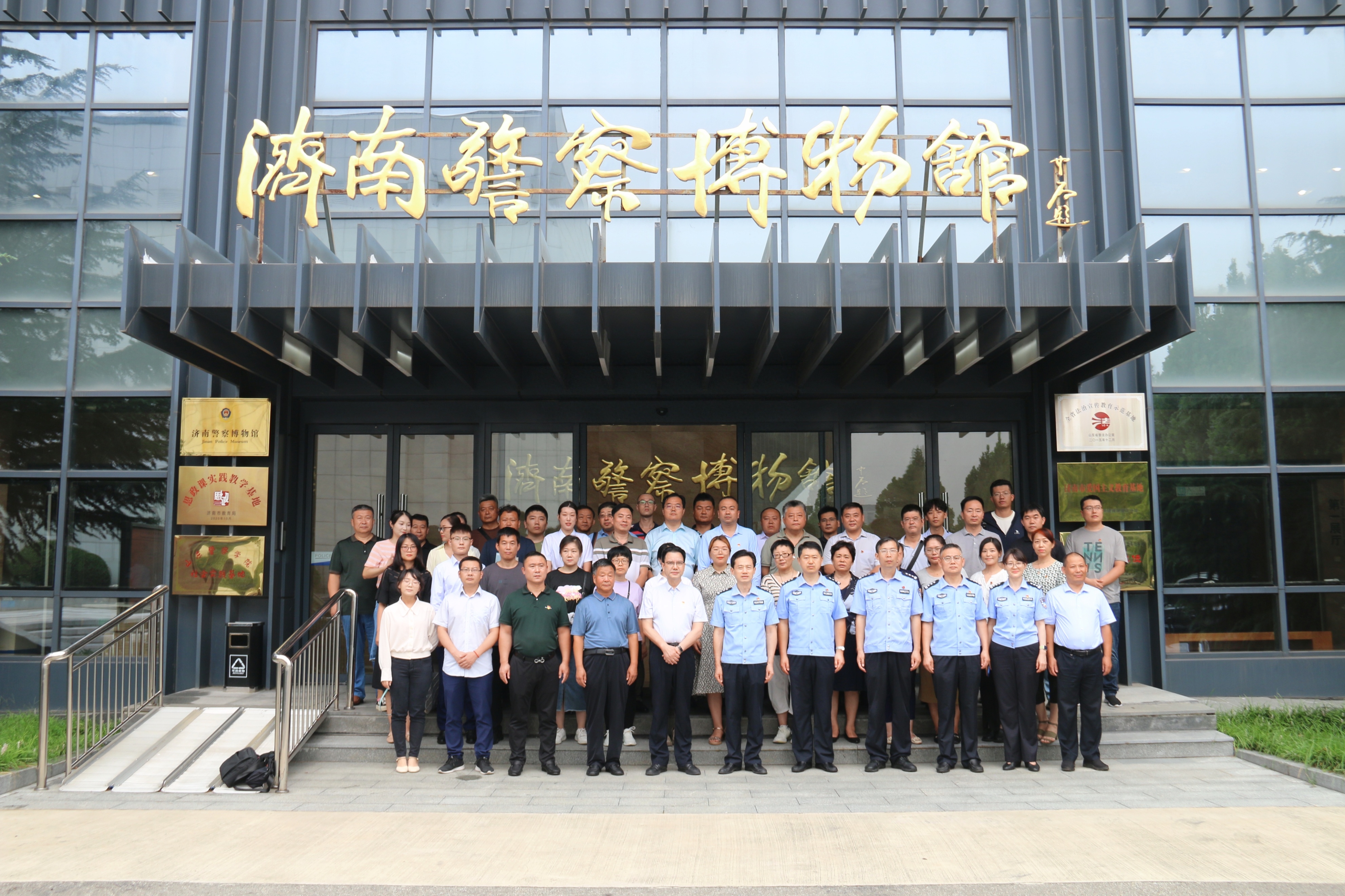 IM电竞 IM电竞平台警企携手·铸魂安防｜走进济南警察博物馆建共建活动如期举行(图2)