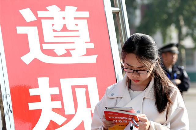 IM电竞 IM电竞app超过35岁还能考公？无编制公务员“横空出世”专科生即可报名(图1)