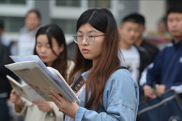 IM电竞 IM电竞app超过35岁还能考公？无编制公务员“横空出世”专科生即可报名(图3)