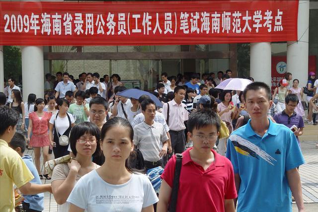 IM电竞 IM电竞app超过35岁还能考公？无编制公务员“横空出世”专科生即可报名(图6)
