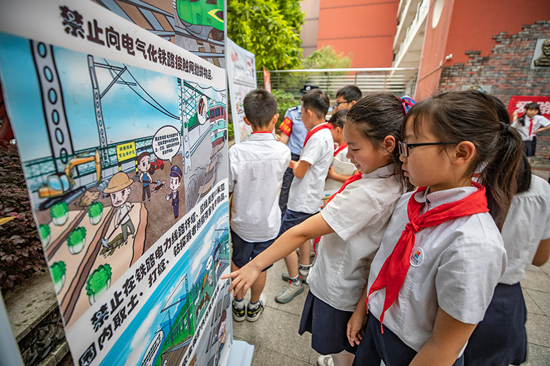 IM电竞 IM电竞平台爱路护路普法宣传 筑牢列车安全防护墙(图4)