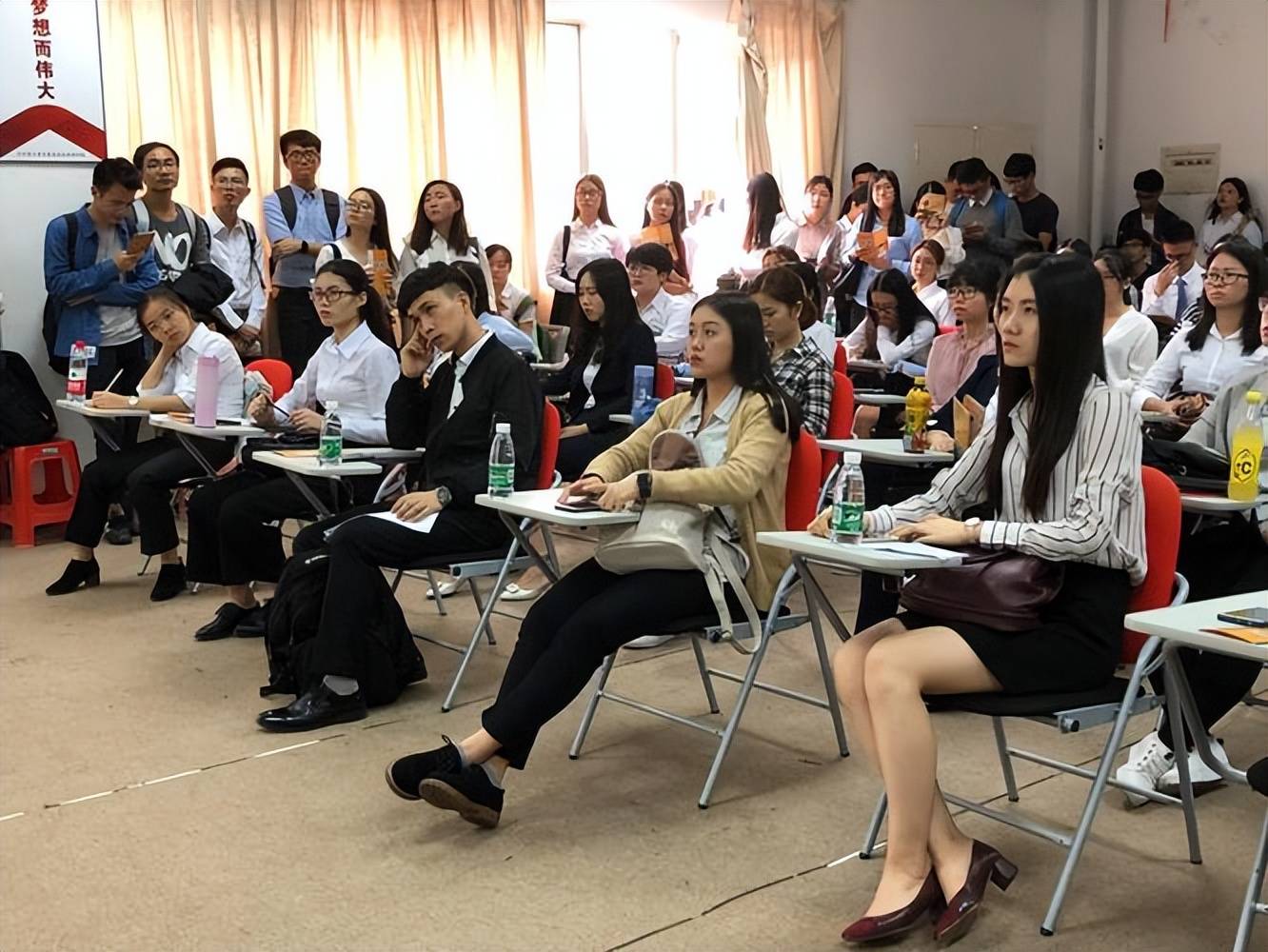 IM电竞 电子竞技平台张雪峰：以为国企央企稳定的同学该醒醒了其实还有另一种稳定(图6)