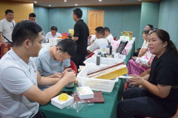 公关协会搭桥 助农直播带货——第二十五届中国农产品加工投洽会助农专场直播带IM电竞 IM电竞app货选品工作火热进行(图1)
