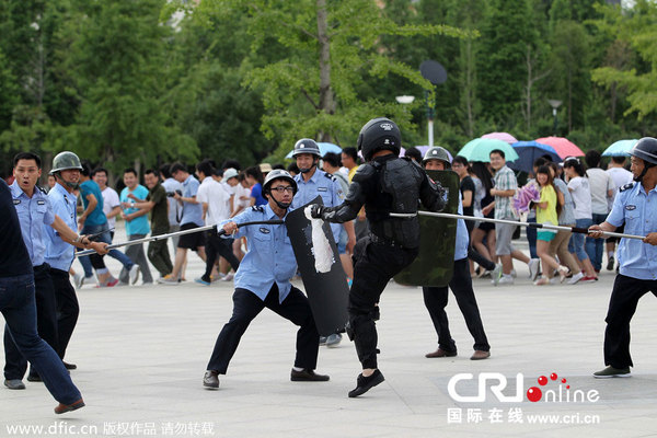 IM电竞 IM电竞app反恐安保演练进校园(高清组图)(图1)