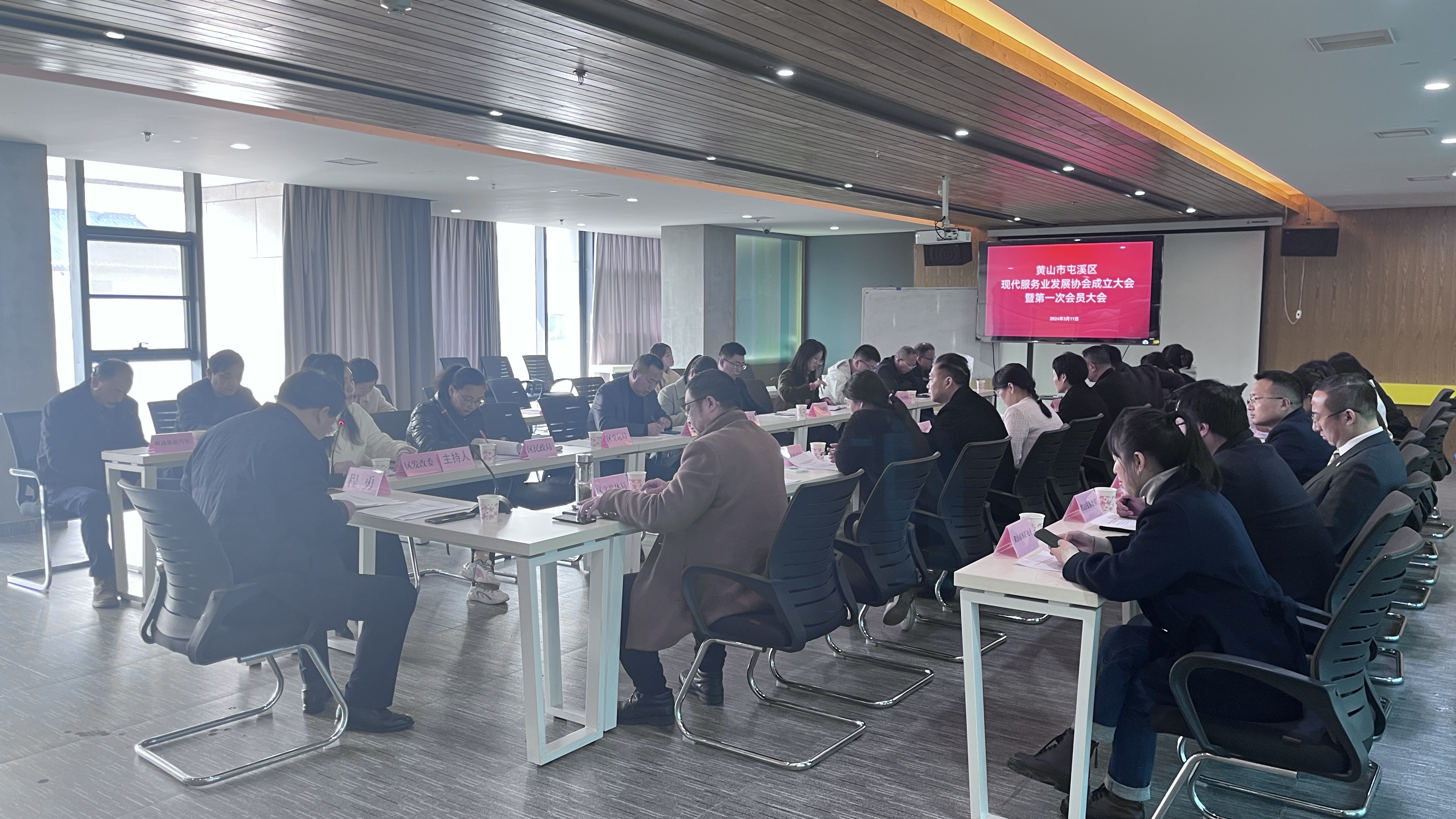 IM电竞 IM电竞app屯溪区：成立现代服务业发展协会 助力打造“屯溪老街”品牌(图1)