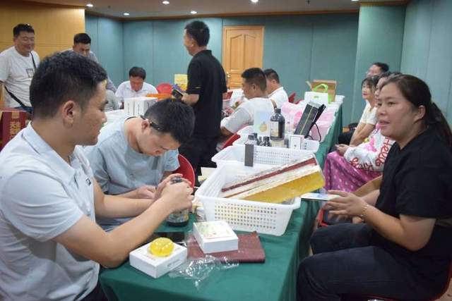 驻马店：公关协会搭桥助农直播带货选品工作火热进IM电竞 IM电竞平台行(图1)