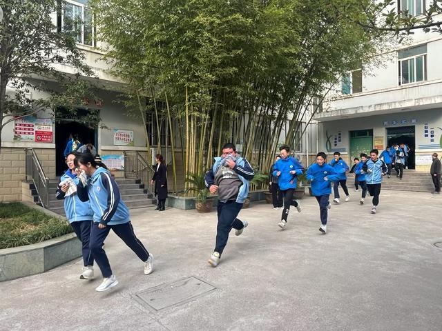 提高安防意识 增强逃生技能——陈仓区虢镇初中举行春季消防逃生疏散演练IM电竞 IM电竞app(图2)