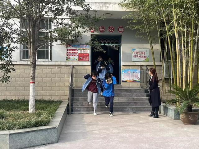 提高安防意识 增强逃生技能——陈仓区虢镇初中举行春季消防逃生疏散演练IM电竞 IM电竞app(图3)