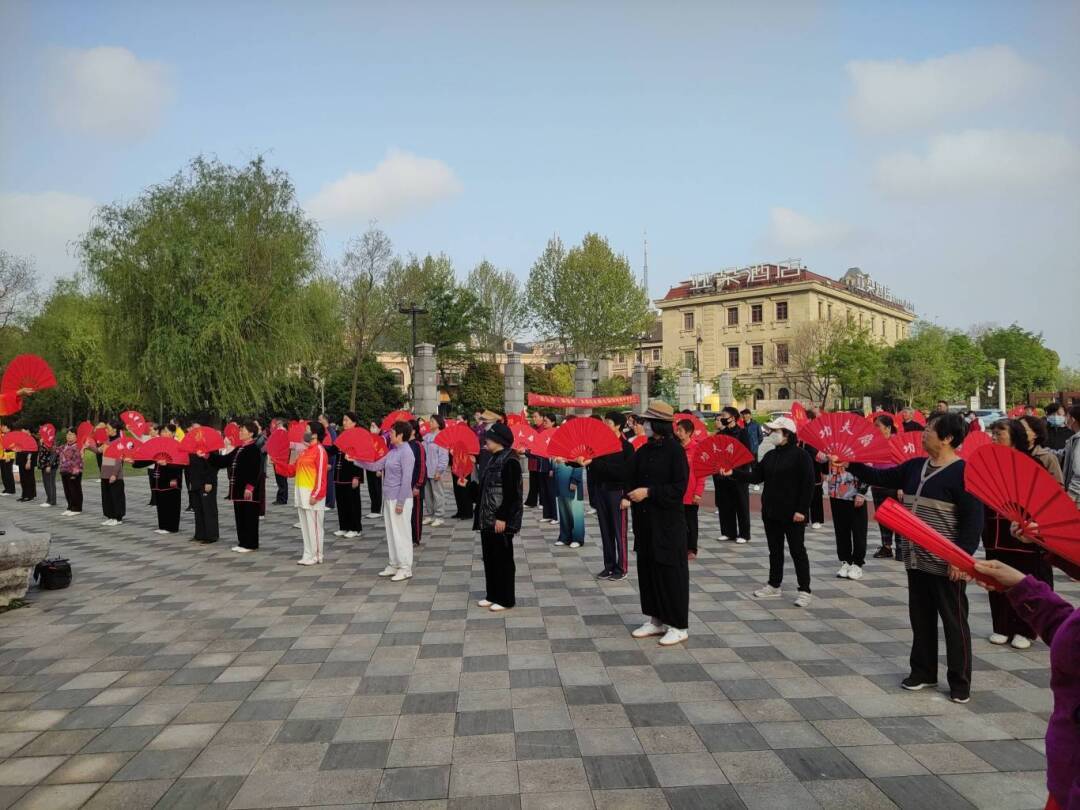 海陵区武术协会举办太极功夫扇公益培IM电竞 IM电竞app训(图1)