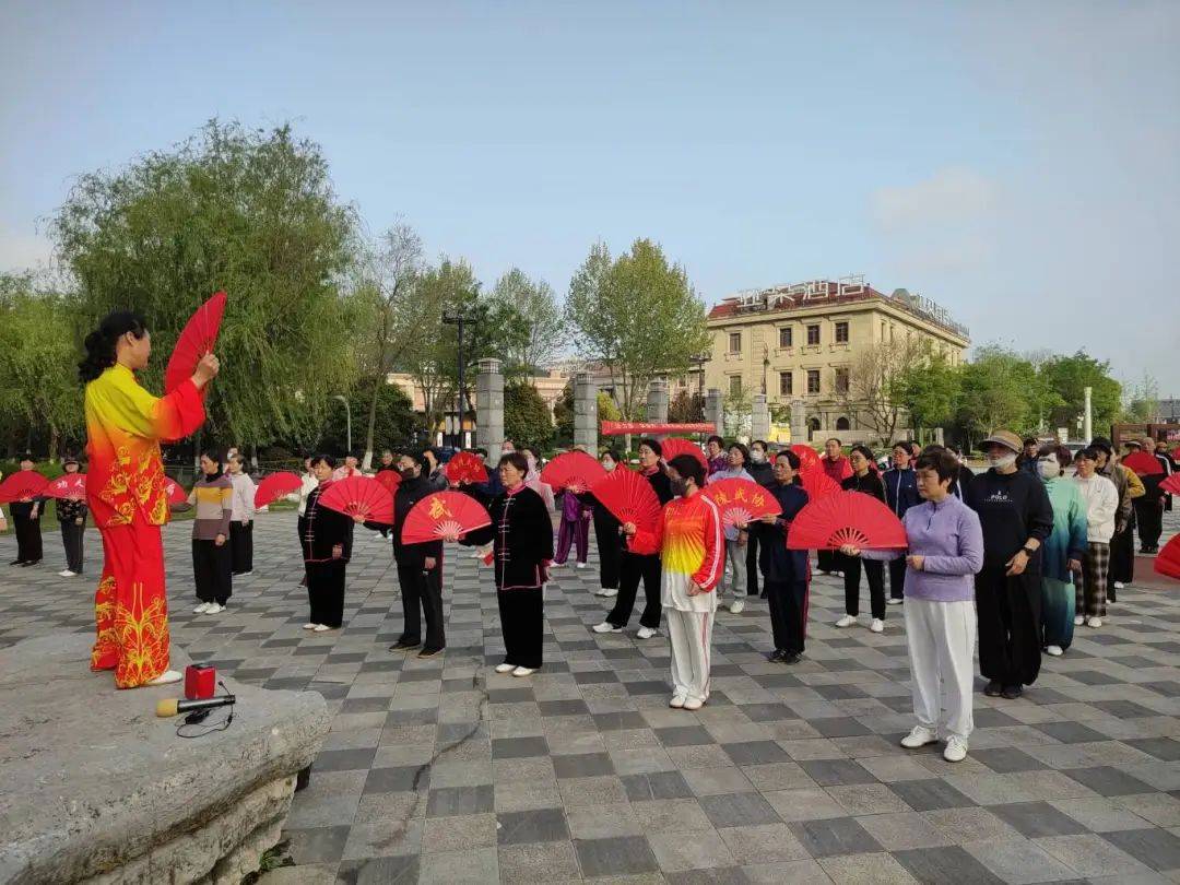 海陵区武术协会举办太极功夫扇公益培IM电竞 IM电竞app训(图2)