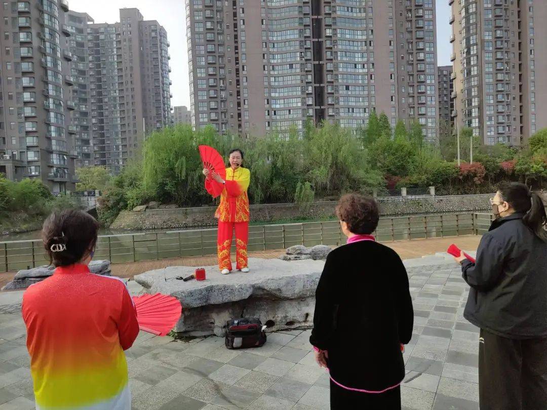 海陵区武术协会举办太极功夫扇公益培IM电竞 IM电竞app训(图3)