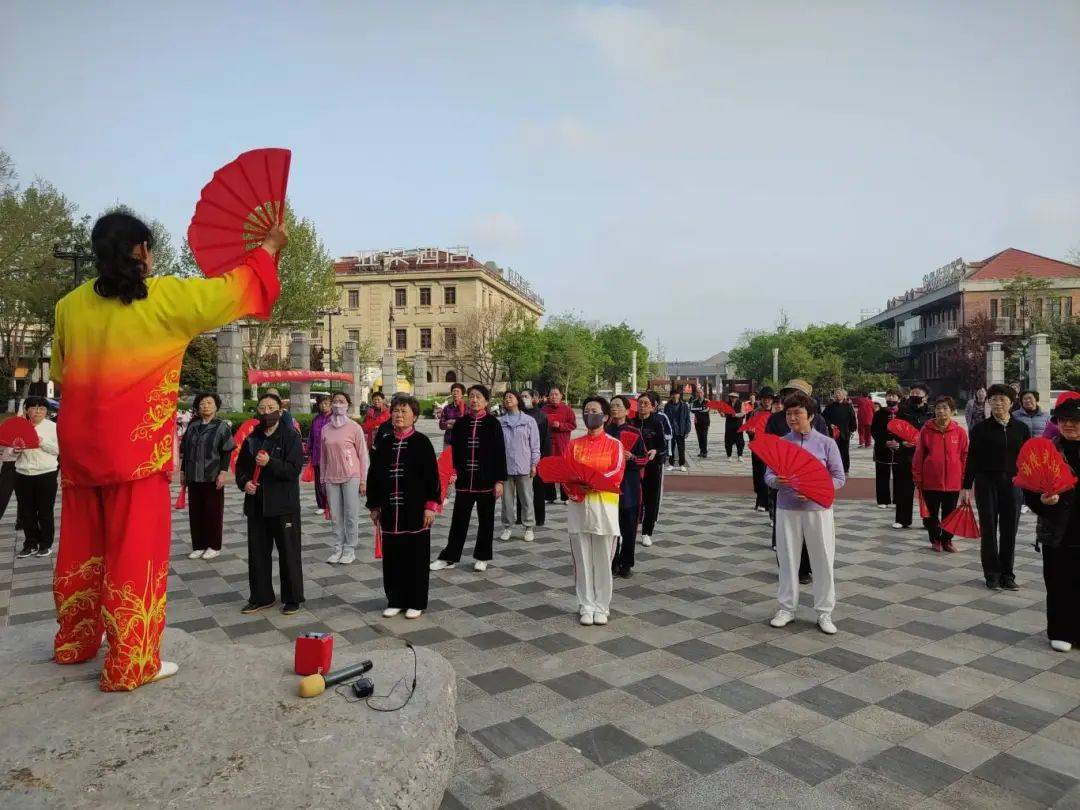 海陵区武术协会举办太极功夫扇公益培IM电竞 IM电竞app训(图5)
