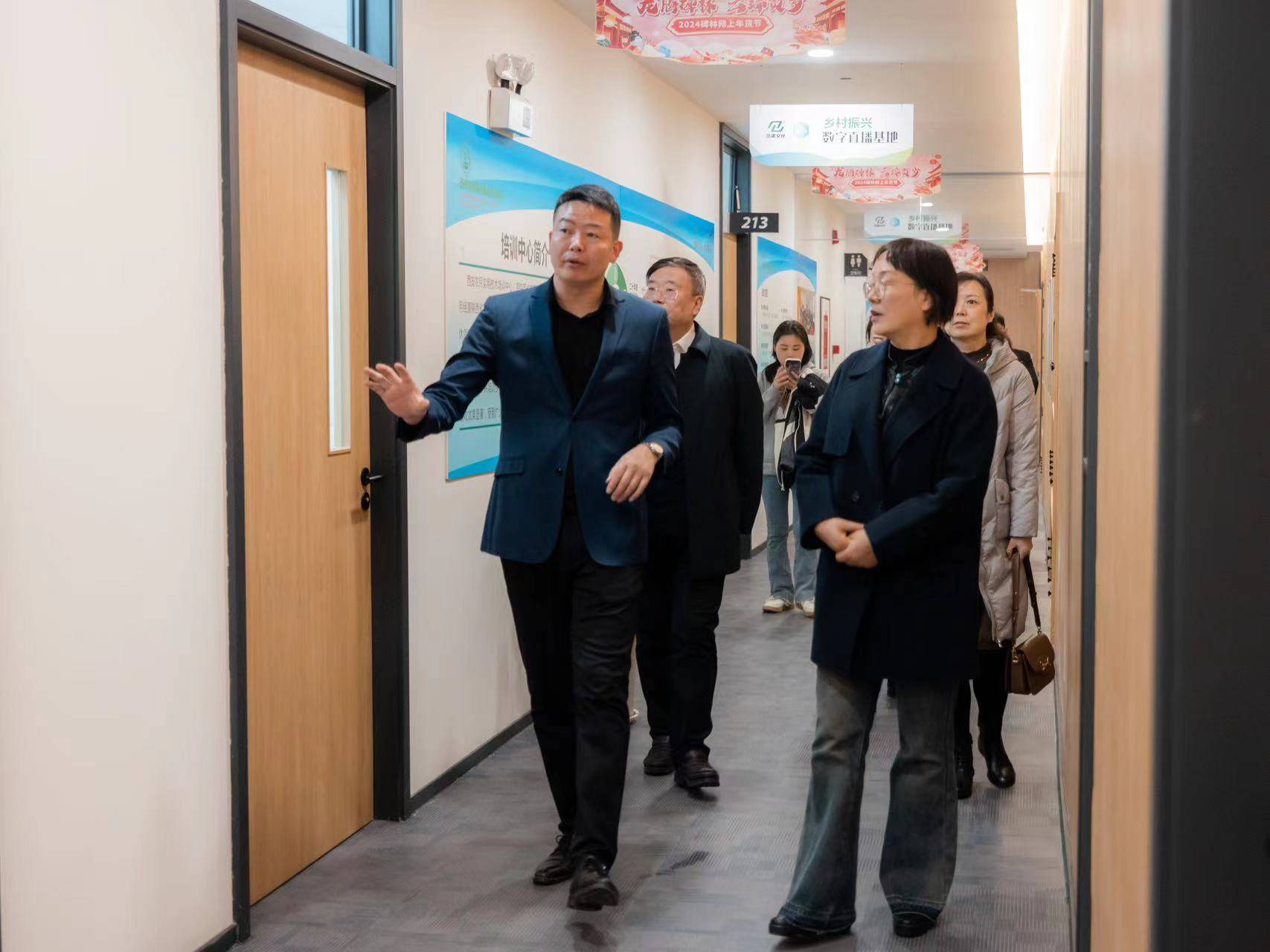 陕西省直播电商协会乡村振兴数字直播基地在碑林区揭牌IM电竞 IM电竞app(图2)
